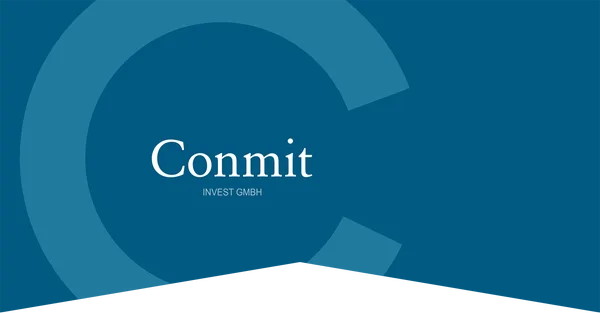 Das Logo der Conmit Invest GmbH eingeschlossen in einen nach rechts offenen Kreis auf blauem Hintergrund