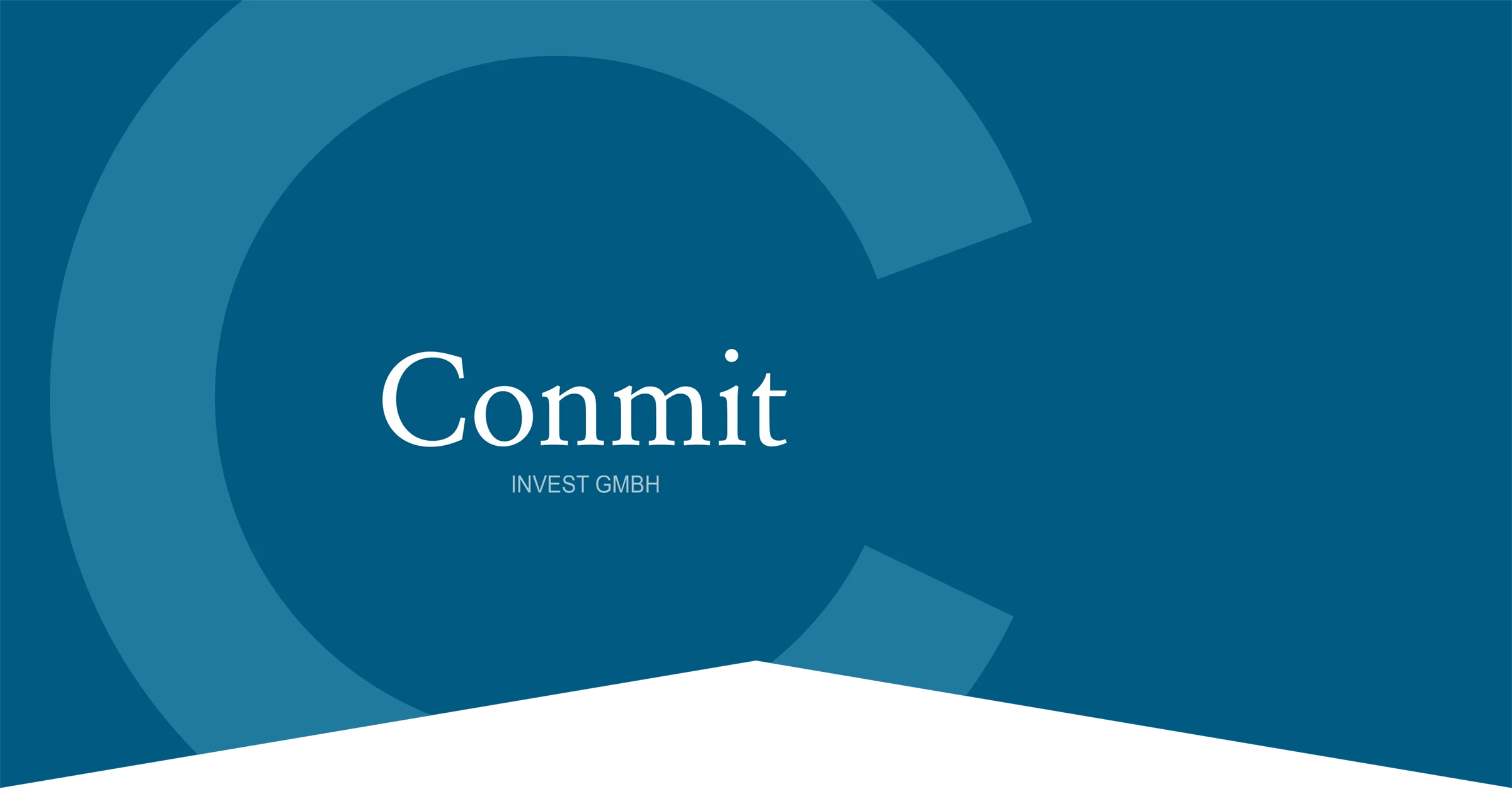 Das Logo der Conmit Invest GmbH eingeschlossen in einen nach rechts offenen Kreis auf blauem Hintergrund